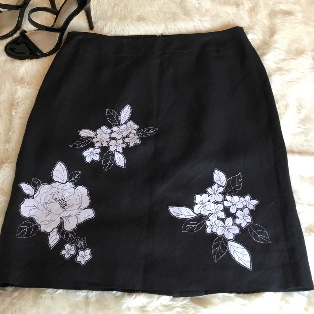Ann Taylor Loft Black Skirt With Applique‎